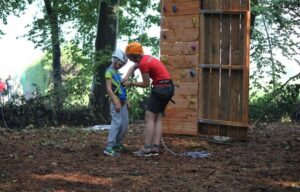 instructeur checkt harnas