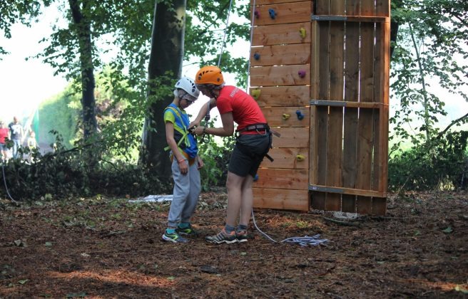 instructeur checkt harnas